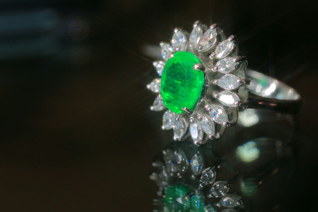 The Modern Buyer Guide to Finding an Unbeatable 2 Carat Emerald Ring